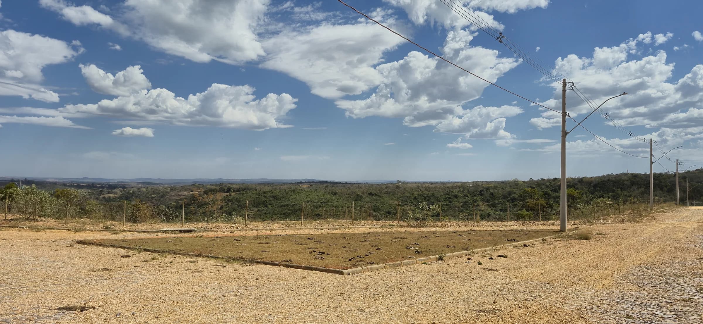 Chácara demarcada e cercada no Mirante da Serra, com poste de energia e vista ao fundo